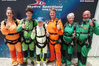 En 2020, rompió el récord mundial Guinness del salto en paracaídas en tándem, junto a sus nietos gemelos