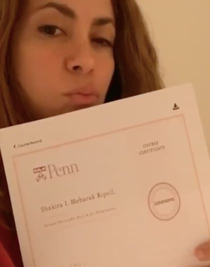 En 2020, Shakira aprovechó el aislamiento para inscribirse a la Universidad de Pensilvania y completar un curso de filosofía