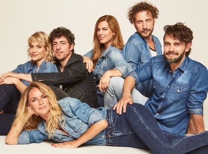 En 2021 Esteban Lamothe se sumó al elenco de la obra "Desnudos" en reemplazo de Luciano Castro y trabajó con Brenda Gandini, Sabrina Rijas, Mey Scálopa, Luciano Cáceres y Gonzalo Heredia (Foto: Instagram @rojassasi)