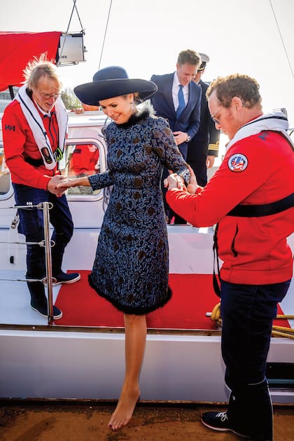 En 2021, la reina de los Países Bajos también se descalzó: en aquella oportunidad fue para manejar un camión.