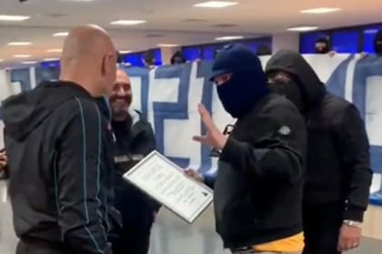 En 2021, los ultras le robaron el auto a Luciano Spalleti, con la promesa de que si renunciaba, se lo devolvían. Hoy, abandonó el club y le llevaron al predio el volante de su Fiat robado.