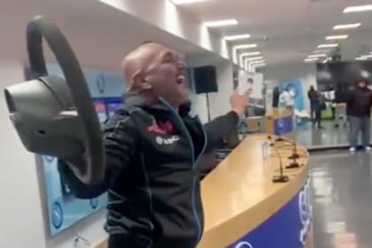 En 2021, los ultras le robaron el auto a Luciano Spalleti, con la promesa de que si renunciaba, se lo devolvían. Hoy, abandonó el club y le llevaron al predio el volante de su Fiat robado.