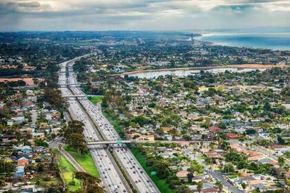 En 2021, se abrió la puerta trasera de un camión que viajaba por la autopista Interestatal 5 cerda de San Diego (iStock)