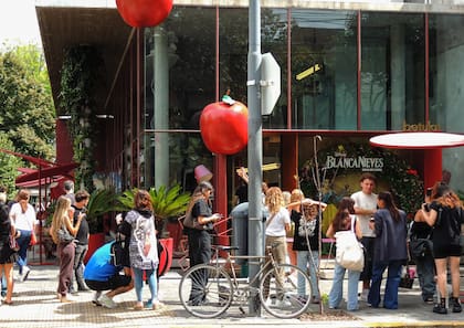 En 2022 abrió su pastelería Damián Betular. Su éxito fue casi inmediato y rotundo: se forman largas filas para probar sus deliciosos macarons.