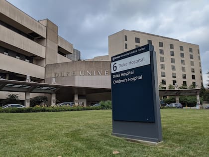 En 2022, cuando Owen apenas tenía 18 días de vida, los cirujanos le trasplantaron una parte del corazón de un donante para reconstruir los vasos y válvulas afectados en el Hospital Universitario de Duke, de Carolina del Norte, Estados Unidos