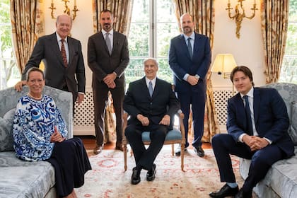 En 2022, en uno de sus últimos posados familiares, Aga Khan IV ocupa el centro de la escena. De izquierda a derecha, su hija mayor, la princesa Zahra, su hermano, Amyn Aga Khan, y sus tres hijos varones: el heredero, príncipe Rahim, el príncipe Hussain, y el menor, Aly Muhammad Aga Khan.