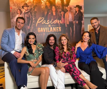 En 2022, Juan Alfonso Baptista, Paola Rey, Mario Cimarro, Danna García, Natasha Klauss y Michel Brown estrenaron la segunda temporada de Pasión de Gavilanes (Foto: Instagram @mariocimarro)