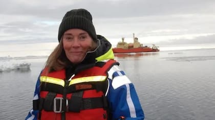 En 2022, un equipo internacional de científicos dirigido por Anna Wåhlin envió un sumergible para explorar bajo una plataforma de hielo antártico de 350 metros de espesor