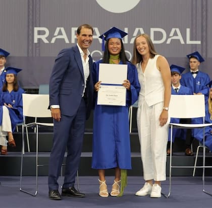 En 2023, Alexandra Eala, en la Rafa Nadal Academy, con Iga Swiatek como madrina de graduación