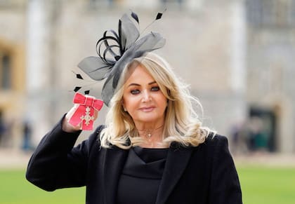 En 2023, Bonnie Tyler (nacida Gaynor Sullivan) fue distinguida como Miembro de la Orden del Imperio Británico en el castillo de Windsor (Photo by Andrew Matthews / POOL / AFP)