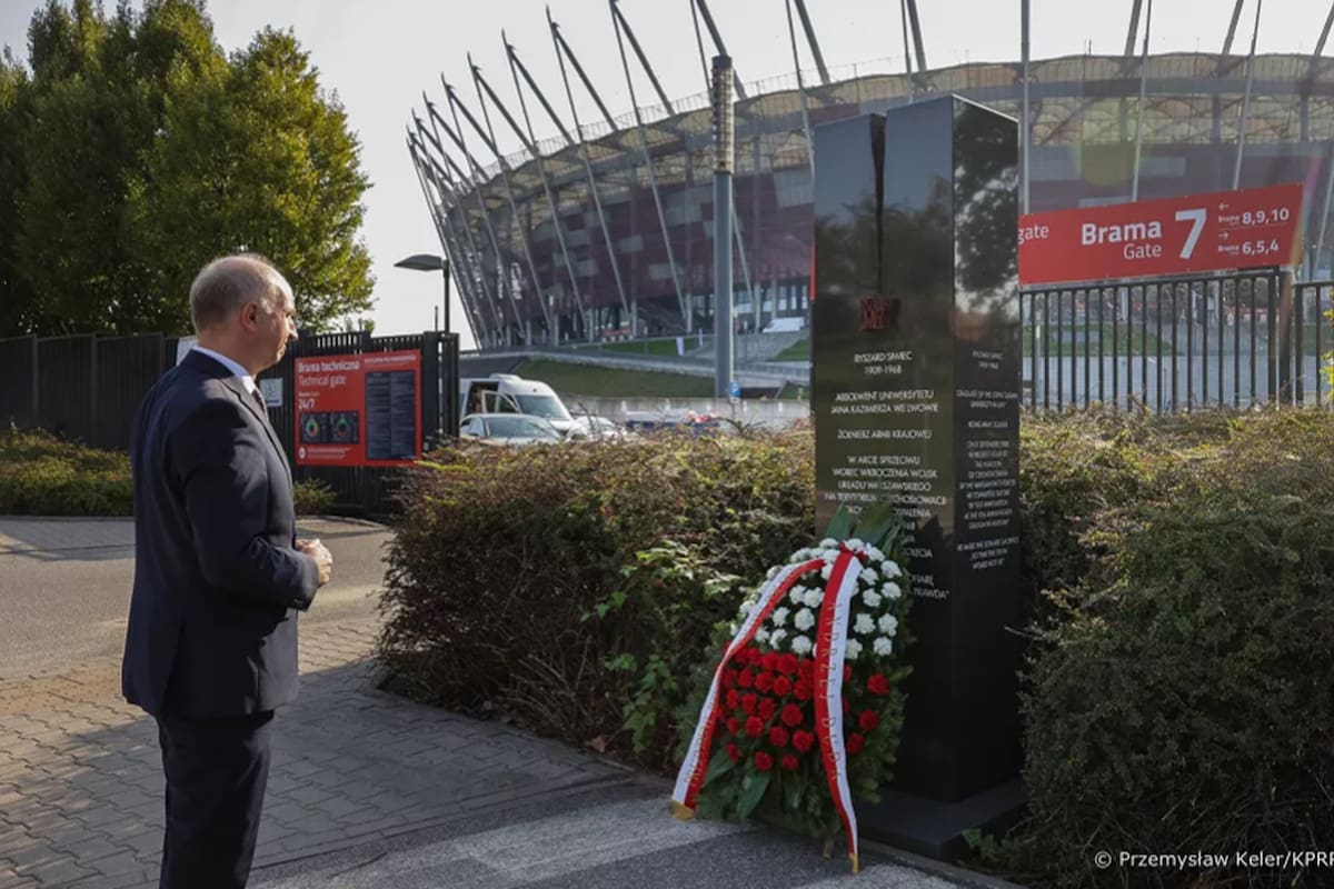 En 2023, el Ministro Wojciech Kolarski, en nombre del Presidente de la República de Polonia, Andrzej Duda, depositó flores ante el monumento en memoria de Ryszard Siwiec, quien en 1968 protestó contra la agresión armada de las tropas del Pacto de Varsovia en Checoslovaquia.