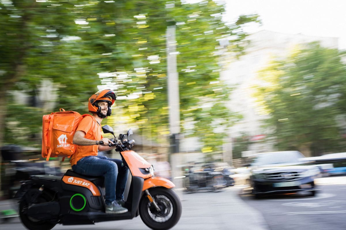 En 2023, Grubhub, DoorDash y Uber Eats perdieron una demanda contra el salario mínimo para repartidores de comida. Ahora, el fallo sienta bases para incluir a repartidores de víveres bajo la misma norma