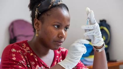 En 2023, la Universidad de Oxford desarrolló una segunda vacuna para la malaria, una enfermedad que mata a cientos de miles de personas al año