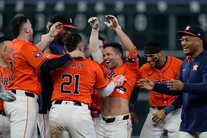 En 2024, Altuve firmó una extensión de contrato por cinco años y 125 millones de dólares para permanecer como ídolo vitalicio de Houston