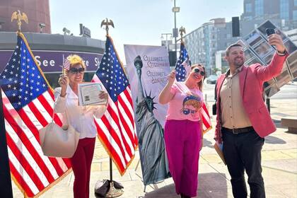 En 2024, Estados Unidos otorgó la ciudadanía a 818.500 personas, con una disminución del 7% respecto al año anterior, de acuerdo al Uscis