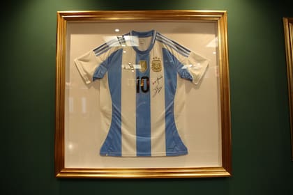 En 2024 incorporaron una joyita en el pub: una camiseta de la selección argentina autografiada por Lionel Messi