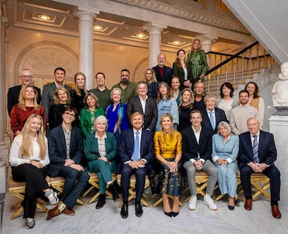 En 2024 la reina usó el mismo outfit pero sin tocado, para un evento en el Palacio Noordeinde (Foto: Instagram @koninklijkhuis)