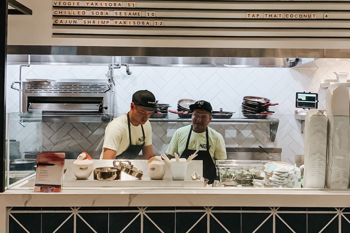 En 2024, los empleados de comida rápida de California tendrán un salario mínimo de US$20 la hora