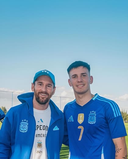 En 2024, Mastantuono se sacó una foto con Lionel Messi después de un amistoso del Sub 20 ante Uzbekistán que el 10 observó desde afuera