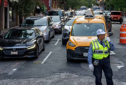 En 2024, se emitieron más de 336 mil infracciones por estacionamiento en doble fila, según datos del Departamento de Transporte de Nueva York