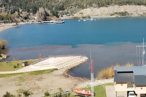 En 2024, una mancha de color marrón sobre el lago Lacar.