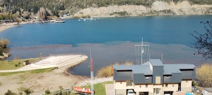 En 2024, una mancha de color marrón sobre el lago Lácar