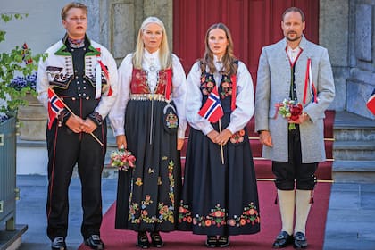En 2025, durante el Día Nacional, junto a su hermano, Sverre Magnus, y sus padres, Haakon Magnus y Mette-Marit, luciendo trajes típicos