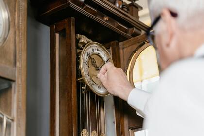 En 2025, el ajuste se realizará el 10 de marzo a las 2:00 a. m., cuando los relojes deberán adelantarse una hora. Foto: Archivo.