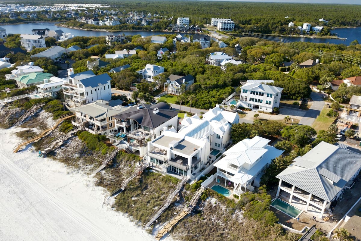 En 2025, el costo promedio de un seguro de hogar en EE.UU. es de US$2258 al año, aunque las primas pueden oscilar entre menos de US$1000 y más de US$5000, según el estado y las características de la propiedad