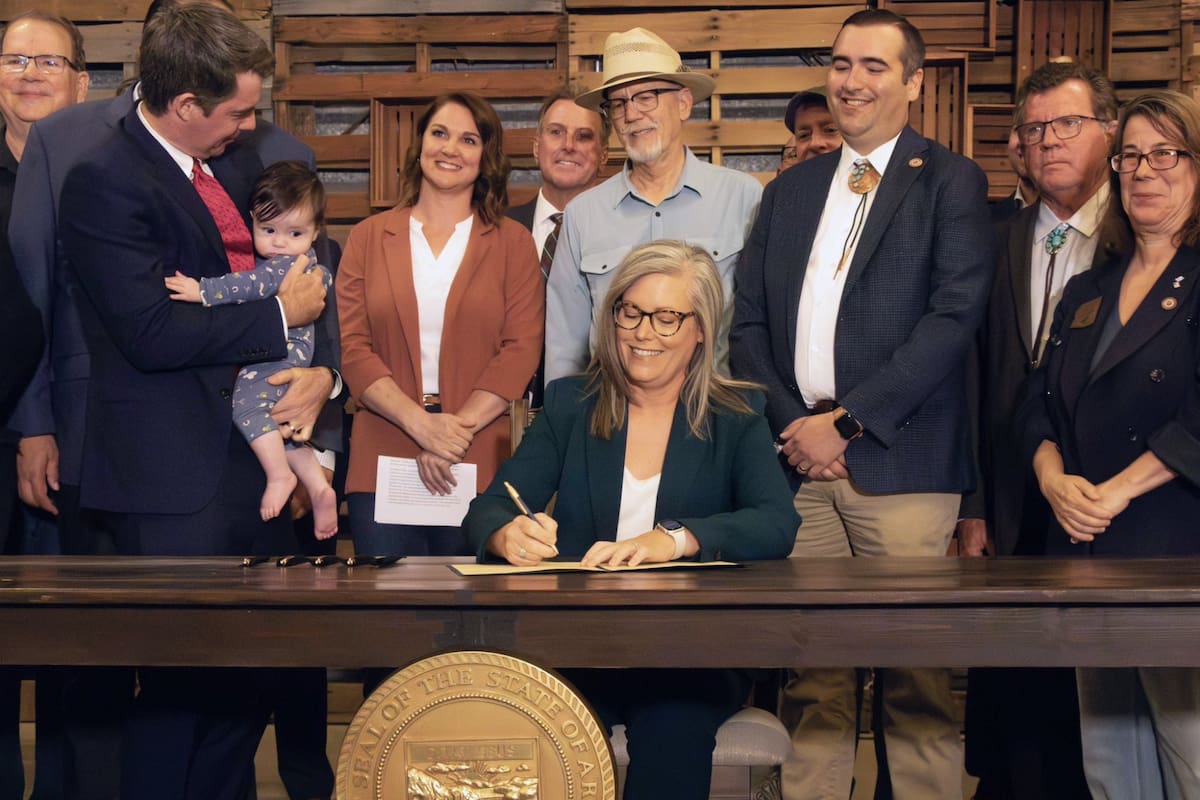 En 2025, Katie Hobbs rubricó una serie de normas que entrarán en vigencia en 2026