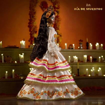 En 2025, la colección de Día de Muertos de Barbie estuvo marcada por las flores de cempasúchil (Facebook/Barbie Latam)