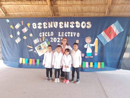 En 2025, Sandra se jubiló formalmente, pero sigue colaborando con el alma puesta en las escuelas rurales, abrazando a esos chicos del campo como si fueran suyos.