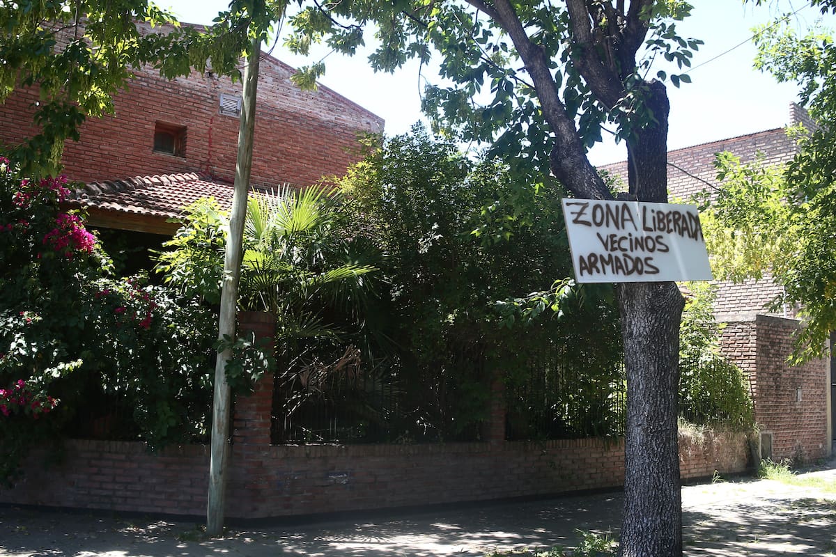 En 29 y 37 apareció un cartel que reza “Zona liberada, vecinos armados”, debido a una serie de robos en la zona