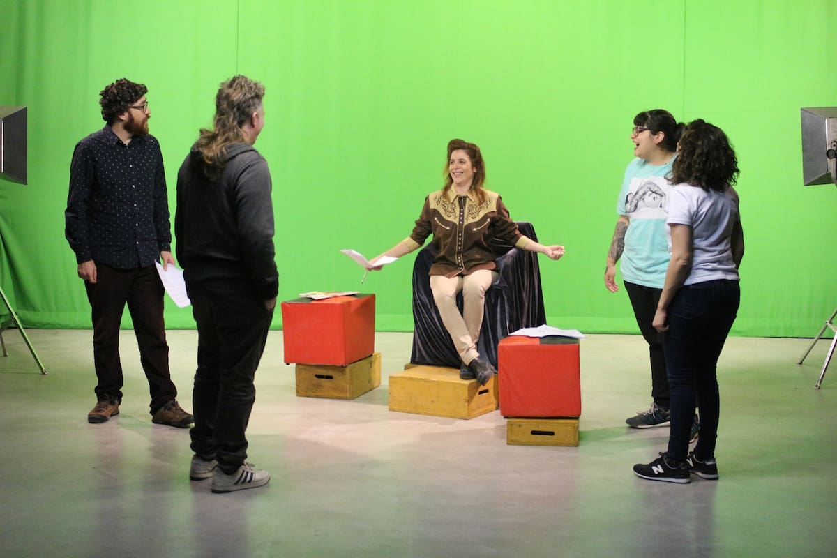 En 32 capítulos aborda temas como la cosificación, el patriarcado y la sororidad con lenguaje claro y apto para una audiencia grande