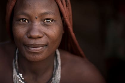 Las jóvenes Ndembu, de Zambia, permanecen encerradas por tres meses, cuando pasan de niñas a mujeres