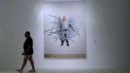En "A Perfect Day" (1999), Cattelan pegó a su galerista de Milán, Massimo De Carlo, a una pared con cinta adhesiva