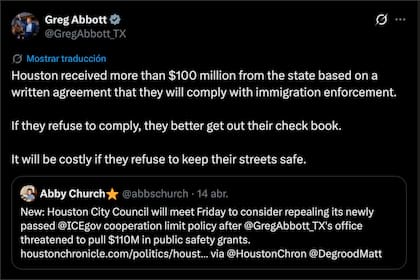 En abril, Abbott amenazó con retirar US$110 millones en subvenciones si Houston no revocaba la política vinculada al ICE
