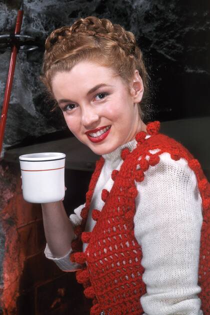 En abril de 1946, el fotógrafo Richard C. Miller realizó una sesión con una modelo proporcionada por la agencia Blue Book, Norma Jeane Mortenson. Años más tarde volvería a trabajar con ella, ya convertida en Marilyn Monroe.