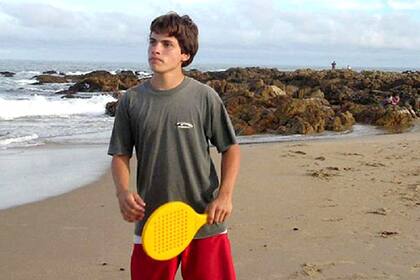 En abril de 2006, el chico, de 16 años, fue atacado por un grupo de siete adolescentes y jóvenes cuando estaba en un quiosco con dos amigos; falleció en el hall de un edificio después de ser reducido por un agente de la Policía Federal, que fue condenado por vejaciones; casi 14 años después, la caus