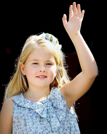 En abril de 2013, cuando su abuela abdicó al trono y su padre asumió como rey, la princesa Amalia se convirtió en la primera en la línea de sucesión