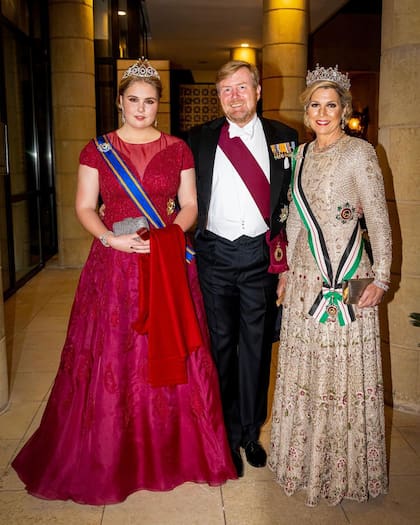 En abril de 2023, la reina Máxima lució un diseño de Mahpara Khan con la corona Stuart en su versión más discreta para asistir a la boda del príncipe heredero de Jordania (Foto: Instagram @patrickvkatwijk)