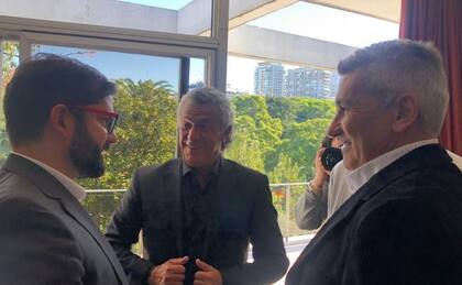 En abril del año pasado, en Buenos Aires, Boric junto con sus ídolos de la Universidad Católica: Néstor Gorosito y Alberto Acosta