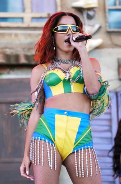 En accesorios como vinchas, sombreros, collares, aros y pulseras, en prendas como shorts, tops y chaquetas y hasta en el pelo aplicados directo. Fueron los tres ítems hits de este festival.
