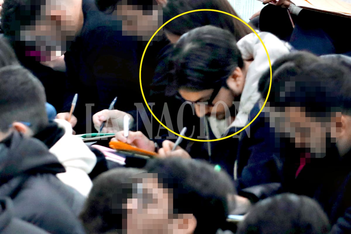 En acción. El estudiante que grabó el examen de residencias con anteojos especiales