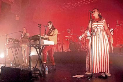 En acción, el grupo liderado por Josh Lloyd-Watson y Tom McFarland