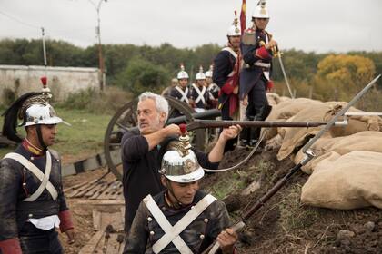 En acción, Gonzalo Lauda preparando una escena de sus fotos