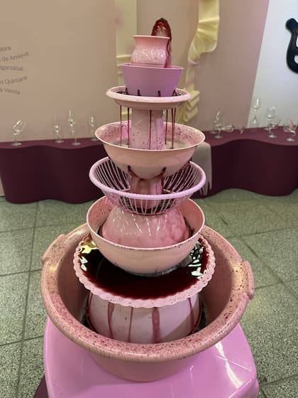 En Acéfala hay una fuente de vino y copas "mareadas"; la puesta se llama "Ornamentos de compañía"