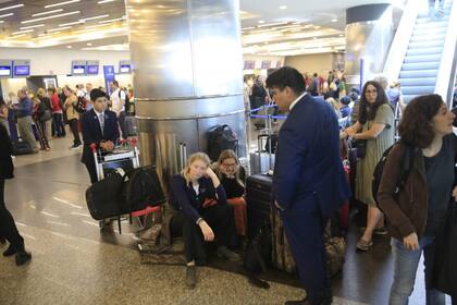 En Aeroparque, ayer, entre los pasajeros reinaban la incertidumbre, el enojo y la confusión por las cancelaciones y las demoras en los vuelos