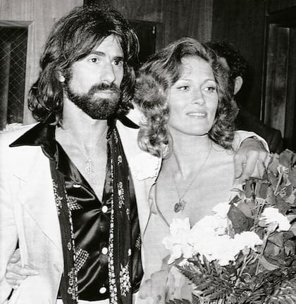 En agosto de 1974, la actriz y el compositor y músico Peter Wolf tras dar el sí en el Tribunal Municipal de Beverly Hills