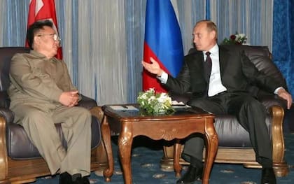 En agosto de 2002, el presidente ruso Vladimir Putin (derecha) se reunió con el entonces presidente de Corea del Norte, Kim Jong-il (izquierda), en Vladivostok, en el Lejano Oriente.